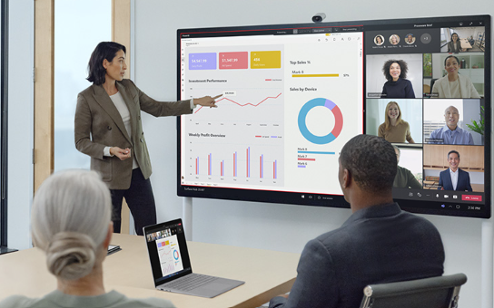 Equipe mostrando painel de adoção do Microsoft 365 em reunião de sustentação e suporte de ambiente